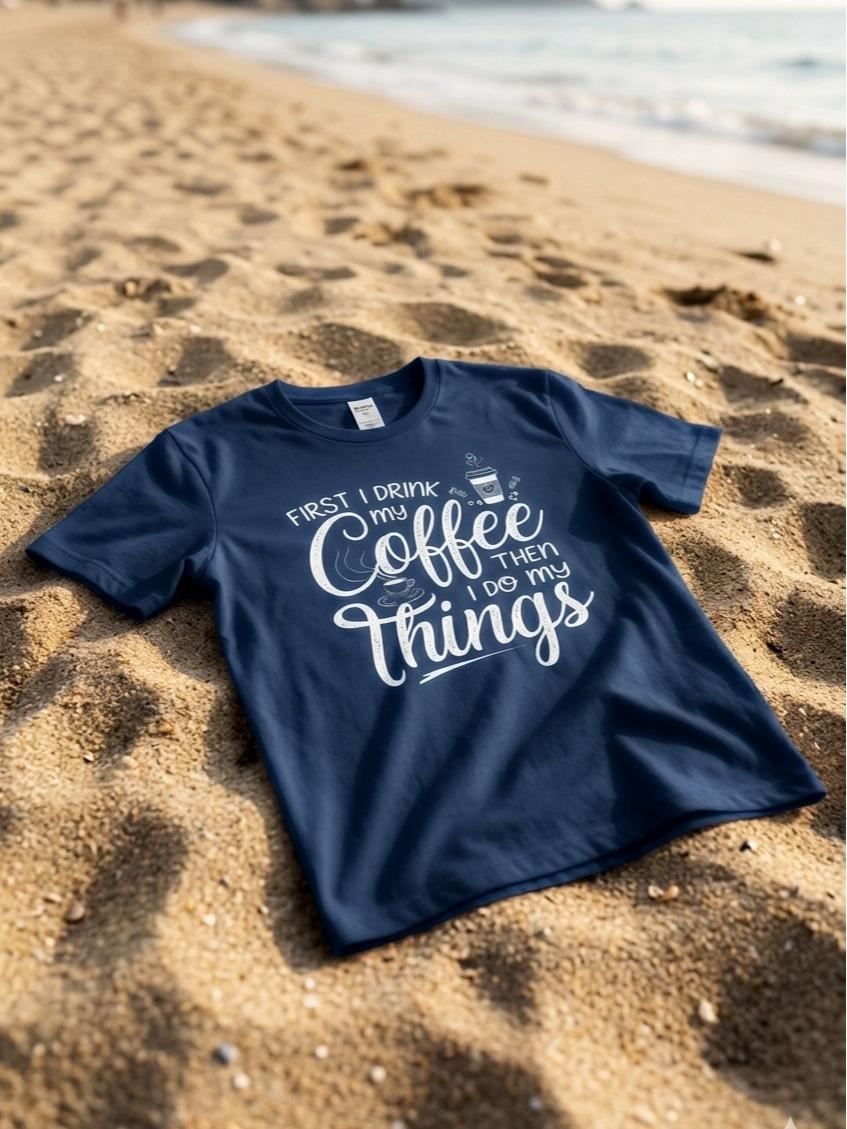 T-shirt Coffee First Donna in Cotone Leggero con Stampa Iconica "FIRST I DRINK MY Coffee THEN I DO MY things" per Massimo Comfort e Fit Versatile - immagine 8