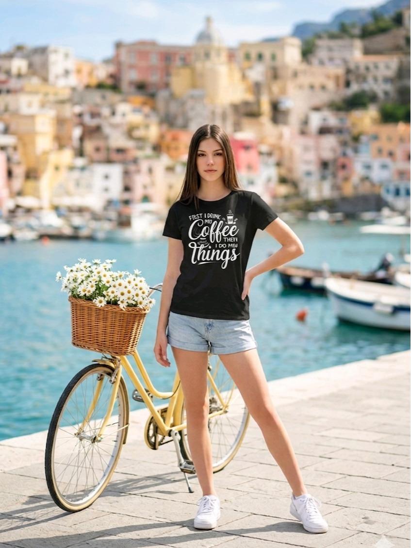 T-shirt Coffee First Donna in Cotone Leggero con Stampa Iconica "FIRST I DRINK MY Coffee THEN I DO MY things" per Massimo Comfort e Fit Versatile - immagine 2