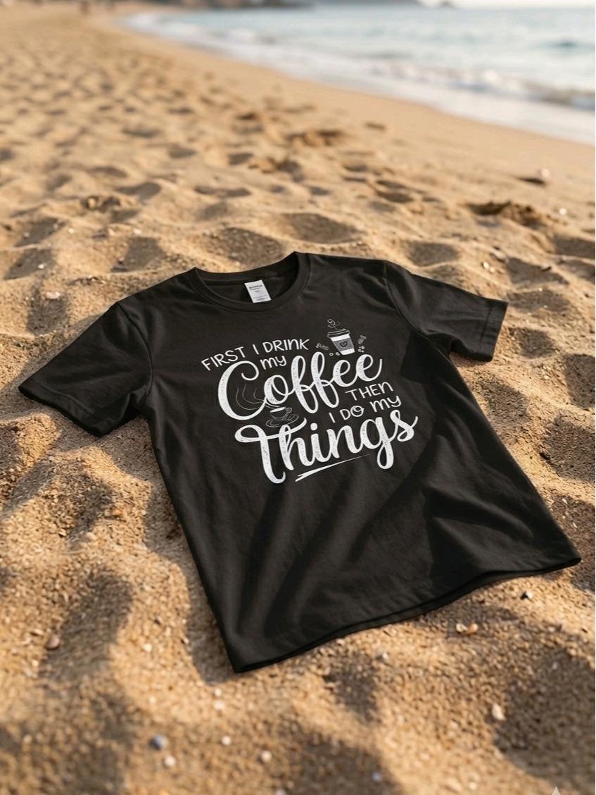 T-shirt Coffee First Donna in Cotone Leggero con Stampa Iconica "FIRST I DRINK MY Coffee THEN I DO MY things" per Massimo Comfort e Fit Versatile - immagine 7