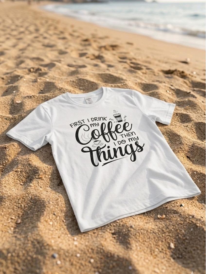 T-shirt Coffee First Donna in Cotone Leggero con Stampa Iconica "FIRST I DRINK MY Coffee THEN I DO MY things" per Massimo Comfort e Fit Versatile - immagine 6